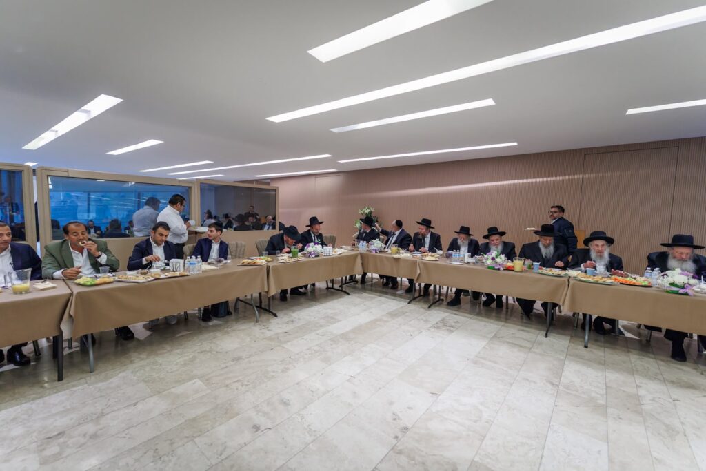 עצרת אלפים במקסיקו במהלך מסע "קרן עולם התורה" עצרת אלפים במקסיקו במהלך מסע "קרן עולם התורה"