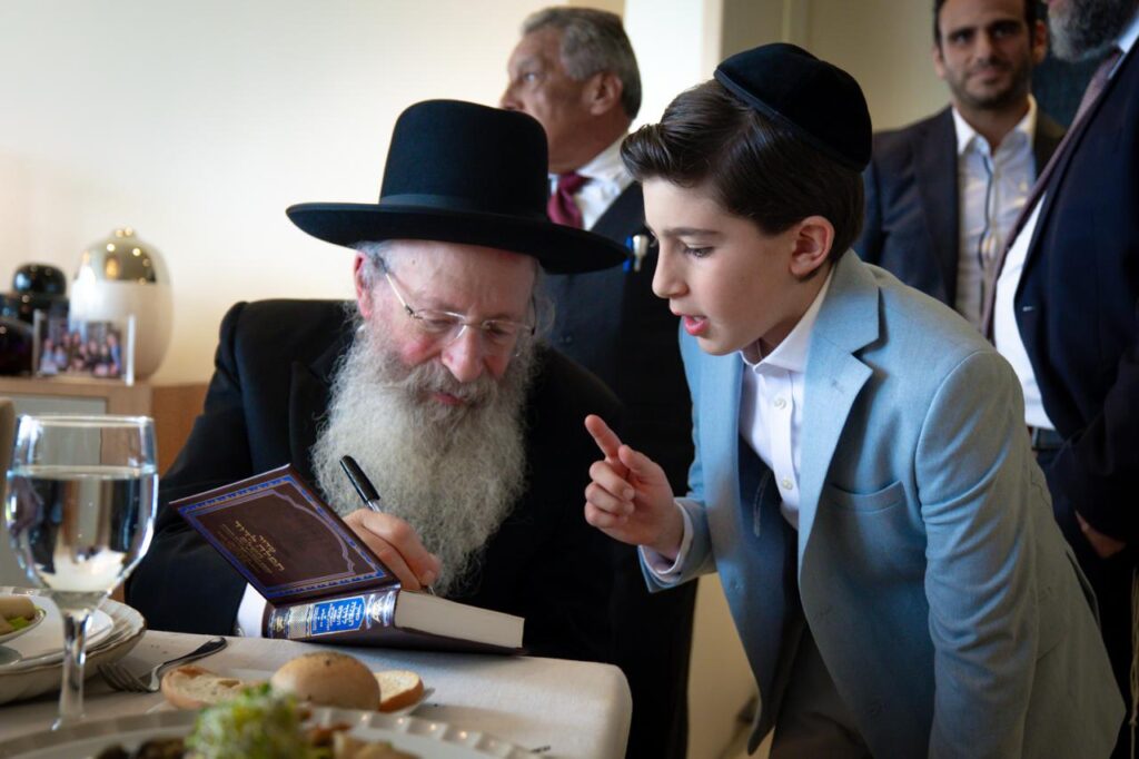 עצרת אלפים במקסיקו במהלך מסע "קרן עולם התורה" עצרת אלפים במקסיקו במהלך מסע "קרן עולם התורה"
