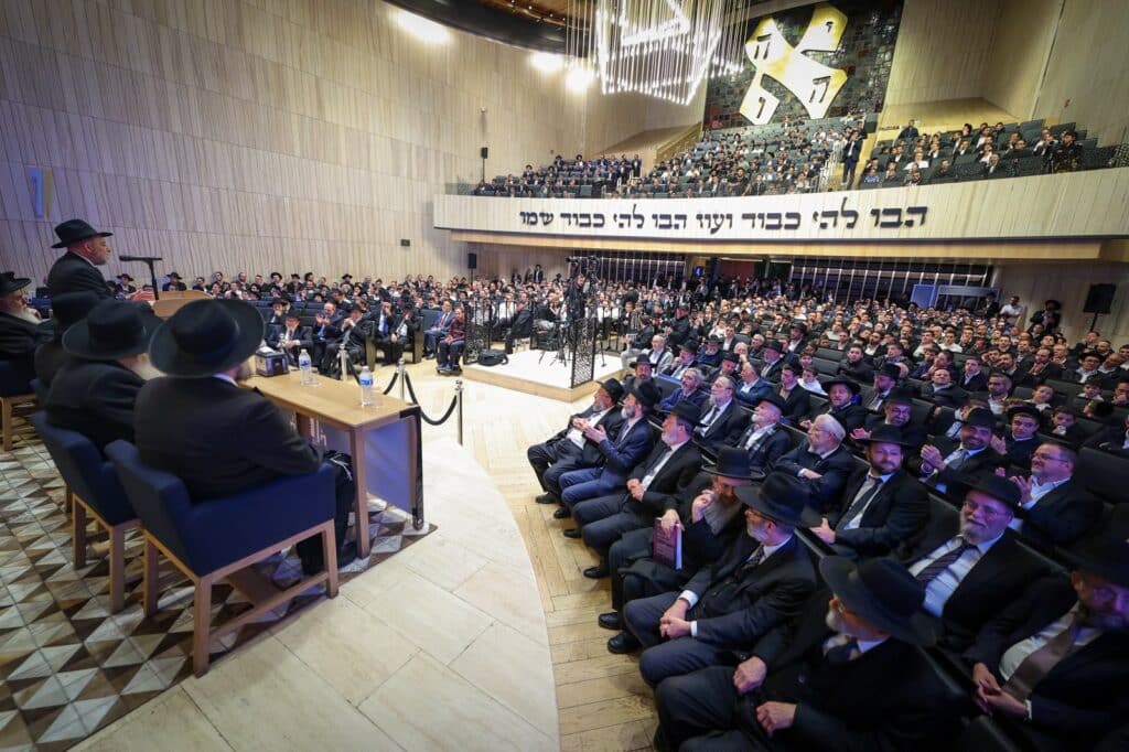 עצרת אלפים במקסיקו במהלך מסע "קרן עולם התורה" עצרת אלפים במקסיקו במהלך מסע "קרן עולם התורה"