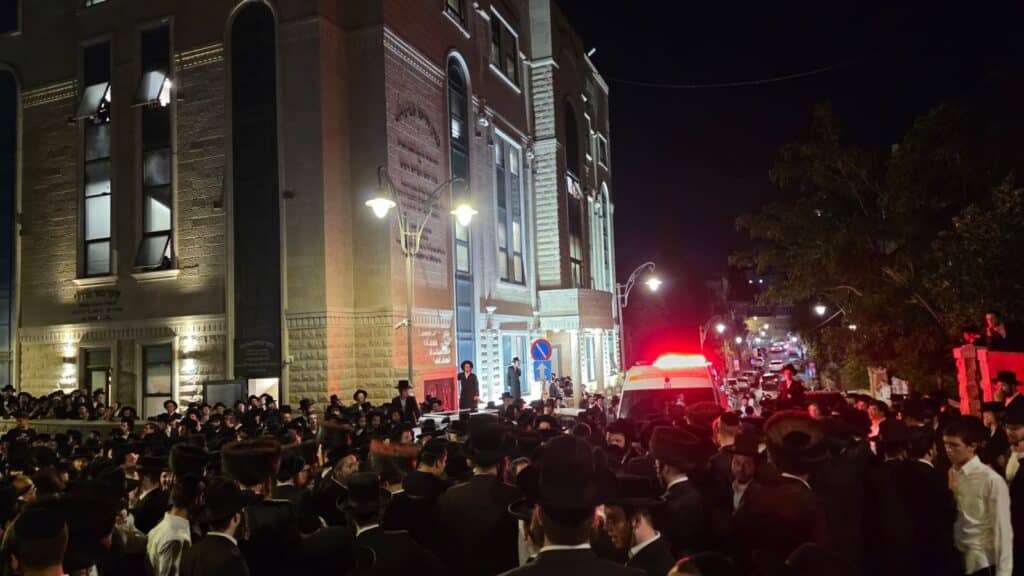 מחוץ לבר המצווה: קיצונים הפגינו נגד האדמו"ר מקרלין מחוץ לבר המצווה: קיצונים הפגינו נגד האדמו"ר מקרלין