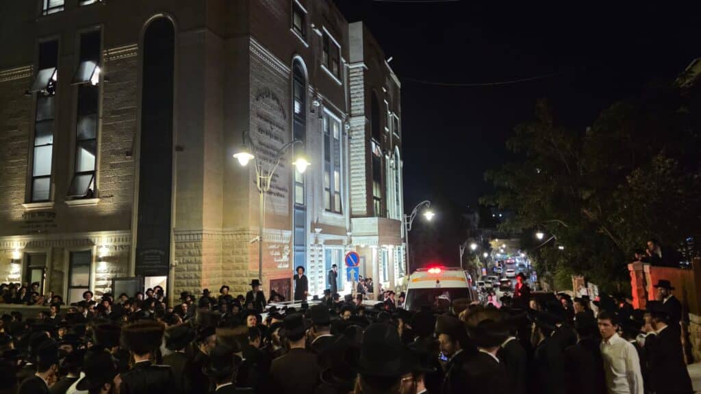 מחוץ לבר המצווה: קיצונים הפגינו נגד האדמו"ר מקרלין מחוץ לבר המצווה: קיצונים הפגינו נגד האדמו"ר מקרלין