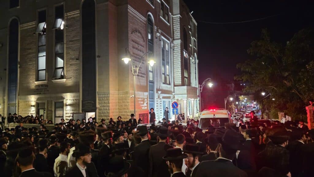 מחוץ לבר המצווה: קיצונים הפגינו נגד האדמו"ר מקרלין מחוץ לבר המצווה: קיצונים הפגינו נגד האדמו"ר מקרלין