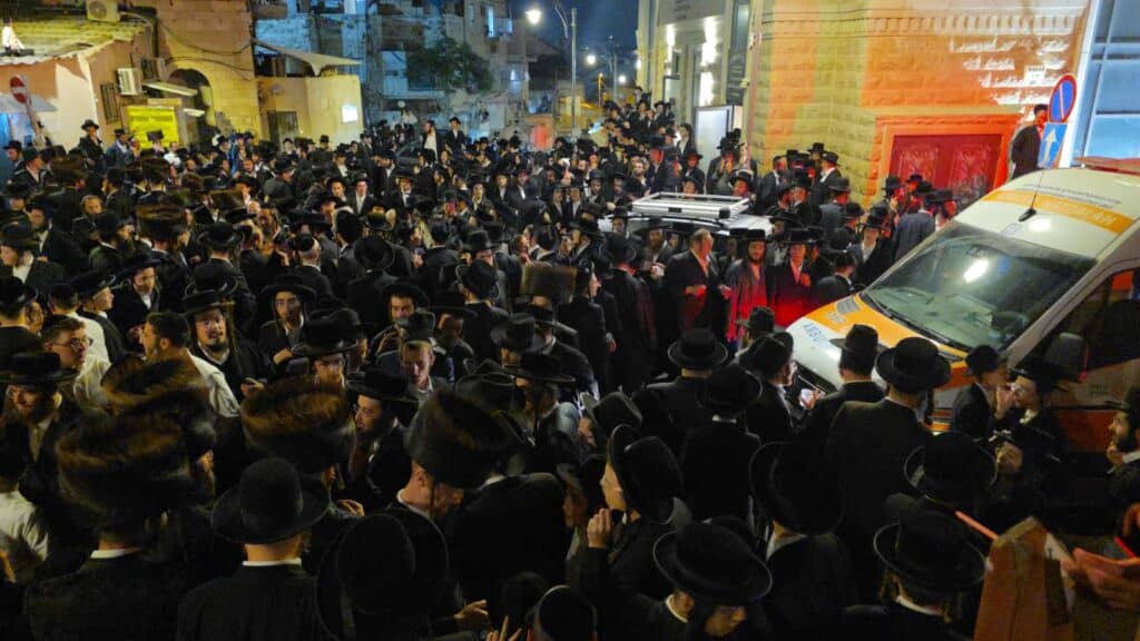 מחוץ לבר המצווה: קיצונים הפגינו נגד האדמו"ר מקרלין מחוץ לבר המצווה: קיצונים הפגינו נגד האדמו"ר מקרלין