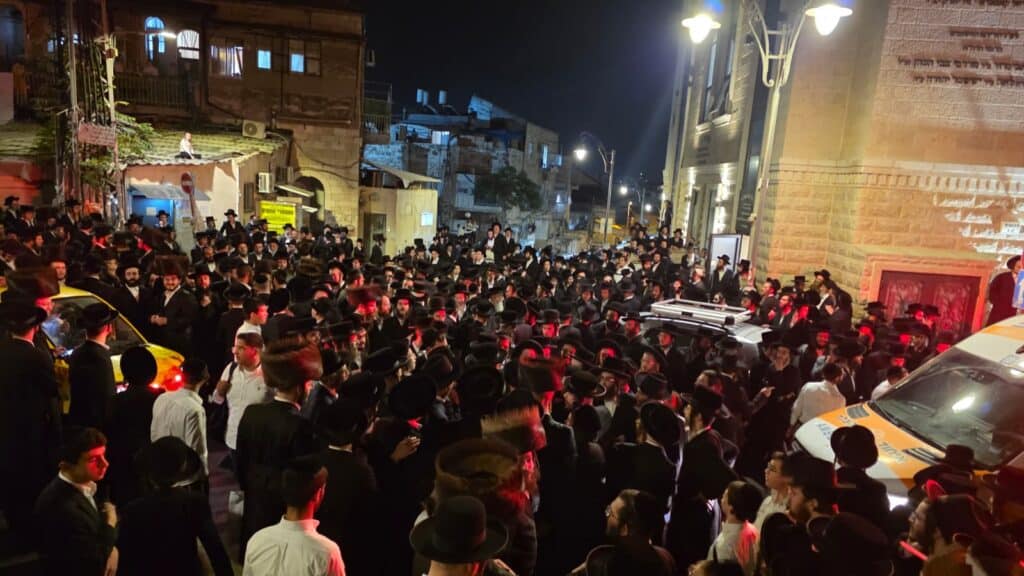 מחוץ לבר המצווה: קיצונים הפגינו נגד האדמו"ר מקרלין מחוץ לבר המצווה: קיצונים הפגינו נגד האדמו"ר מקרלין