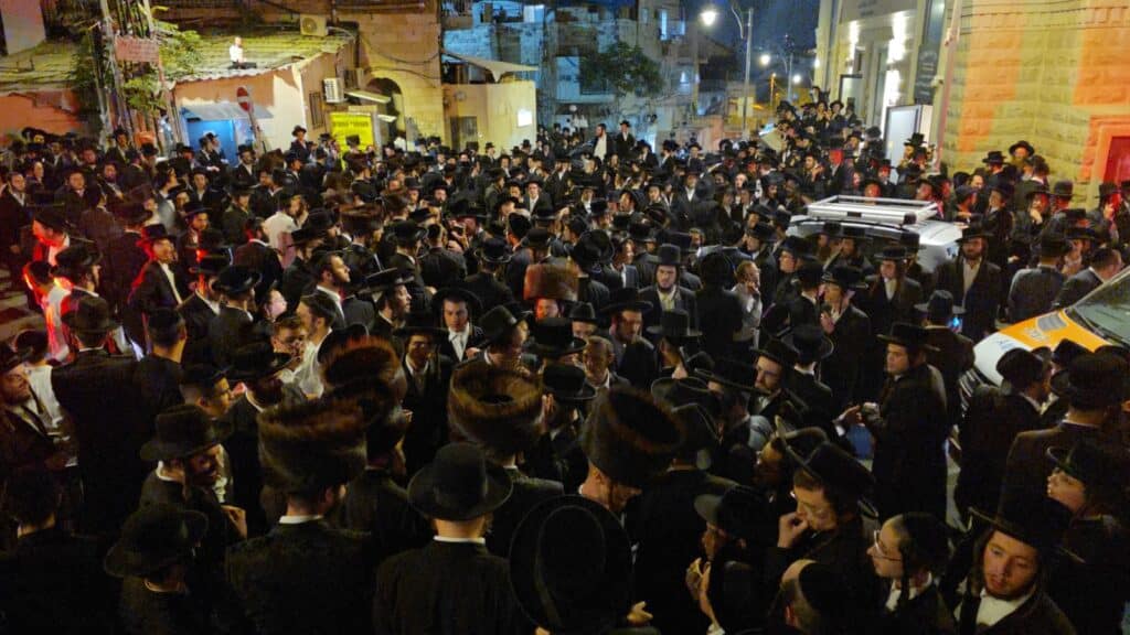 מחוץ לבר המצווה: קיצונים הפגינו נגד האדמו"ר מקרלין מחוץ לבר המצווה: קיצונים הפגינו נגד האדמו"ר מקרלין