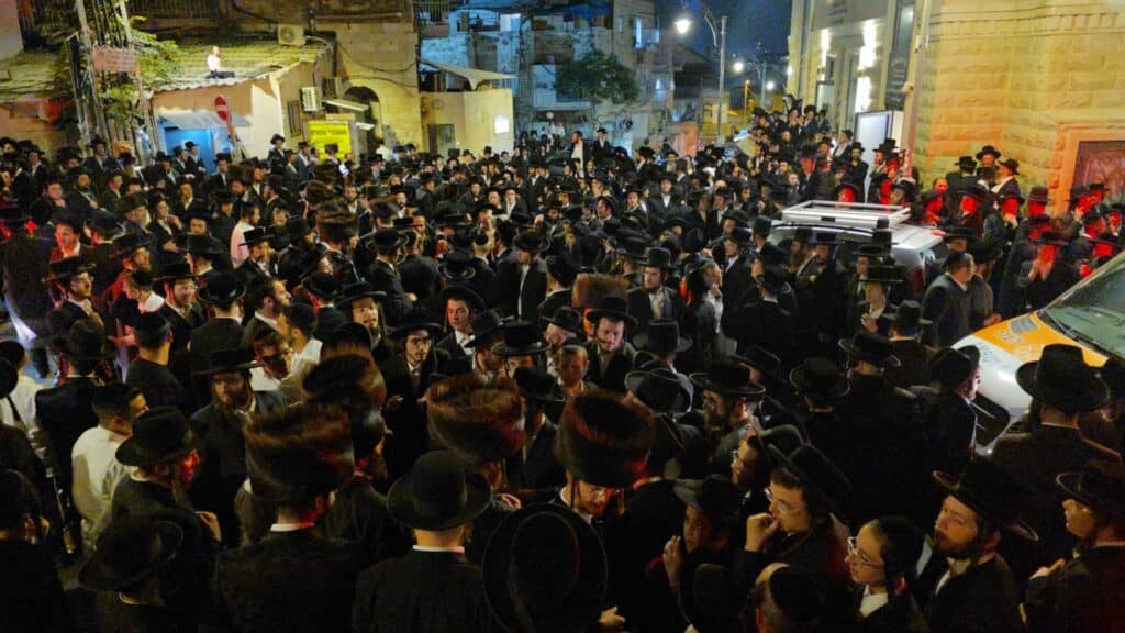 מחוץ לבר המצווה: קיצונים הפגינו נגד האדמו"ר מקרלין מחוץ לבר המצווה: קיצונים הפגינו נגד האדמו"ר מקרלין