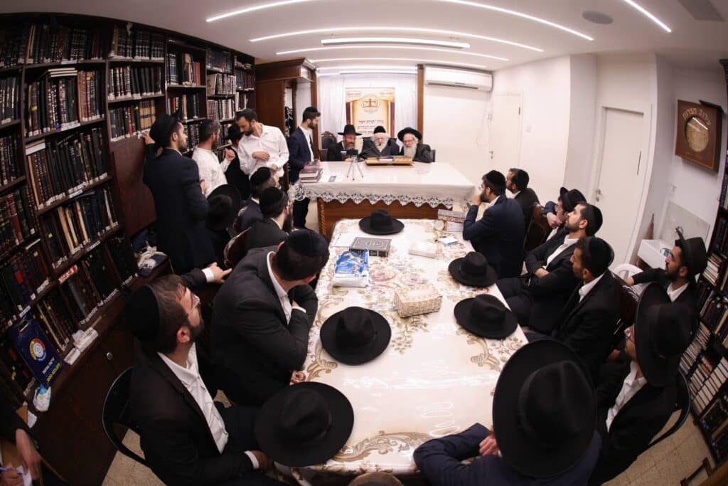גלריה: האברכים עלו להתברך במעונם של גדולי ישראל גלריה: האברכים עלו להתברך במעונם של גדולי ישראל