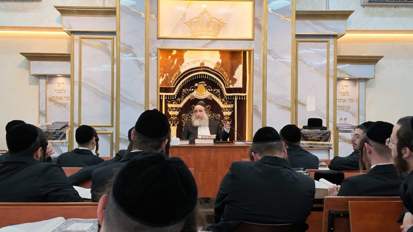 הגר"א גרבוז בשיעור עיון בהיכל ישיבת צאנז בחיפה