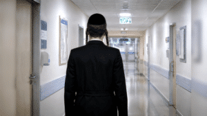 היתום שגדל במסדרונות בית החולים מתחנן שלא נשאיר אותו לבד בחופה