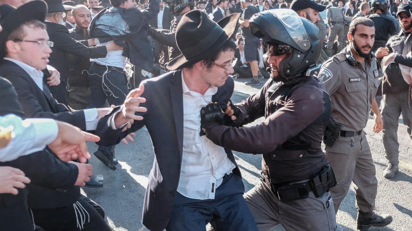 יום מעצרים: אברך נעצר בנתב"ג ושני חסידי גור בלשכת הגיוס