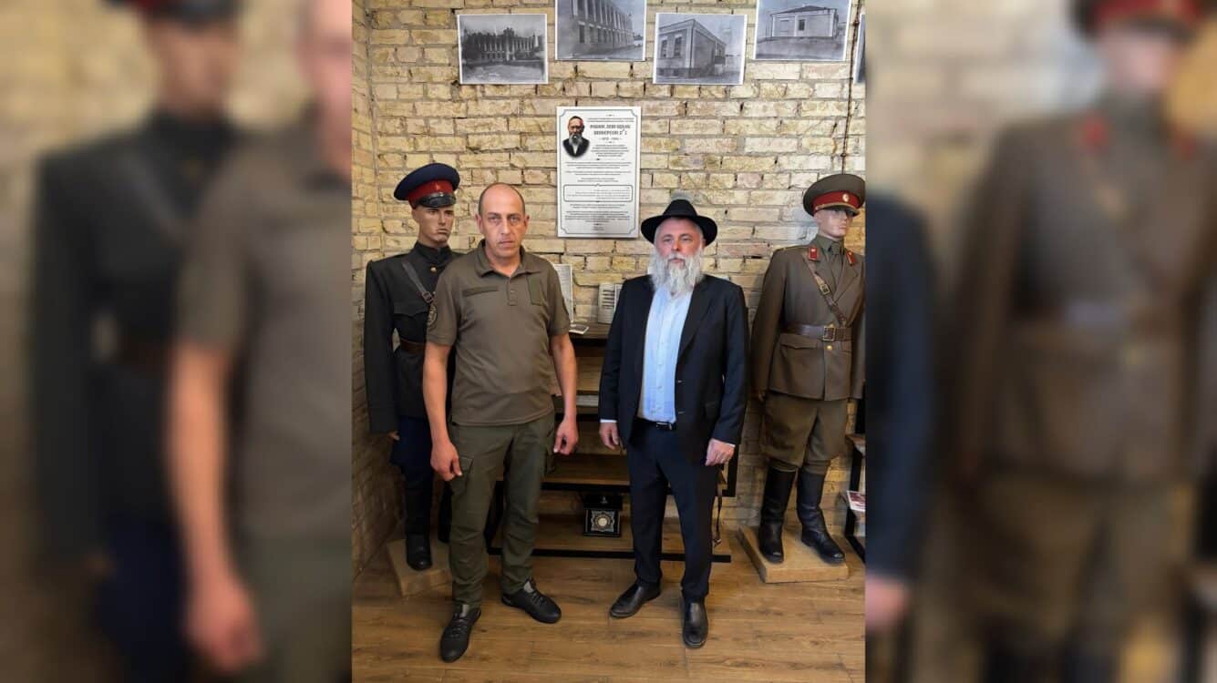 שלט הנצחה הוצב בכלא שבו נכלא אביו של הרבי מליובאוויטש