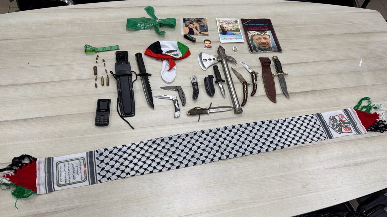 צעיפים, תמונות וסכינים: ערבי נעצר בחשד לתמיכה בטרור