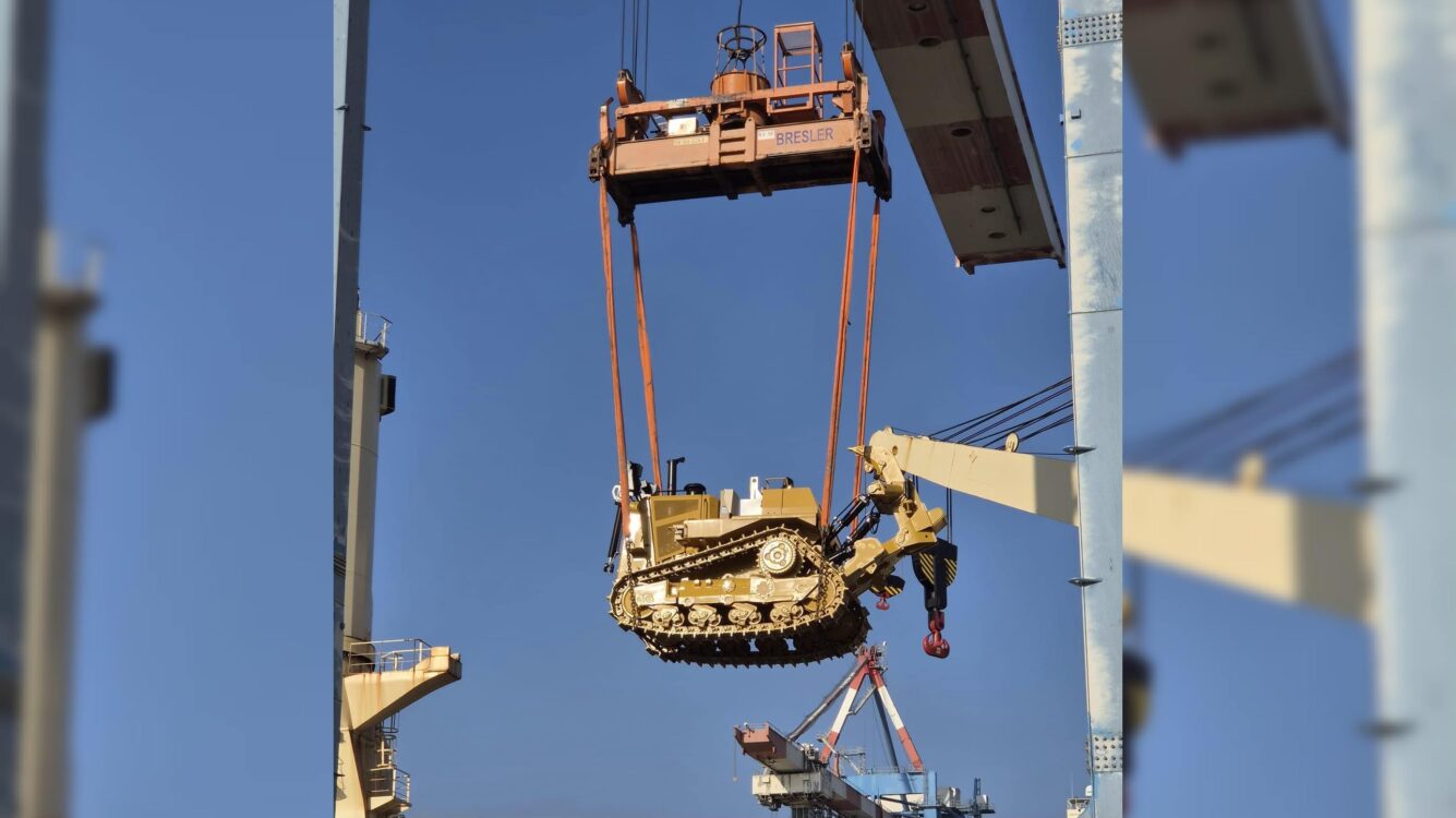אלפי טונות של ציוד צבאי ודחפורים הגיעו לישראל