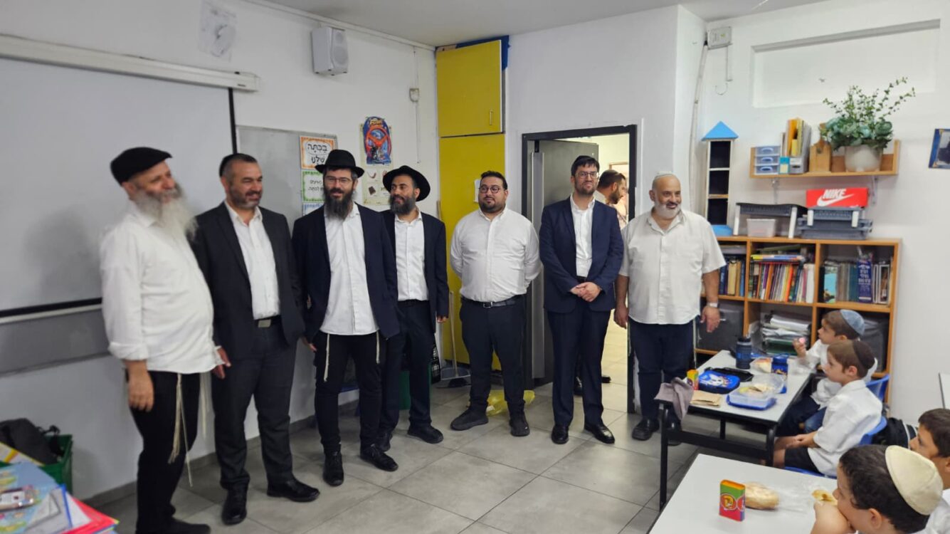 עם השופר והילדים: כך נפתחה שנת הלימודים בחב״ד לוד