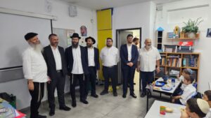 עם השופר והילדים: כך נפתחה שנת הלימודים בחב״ד לוד