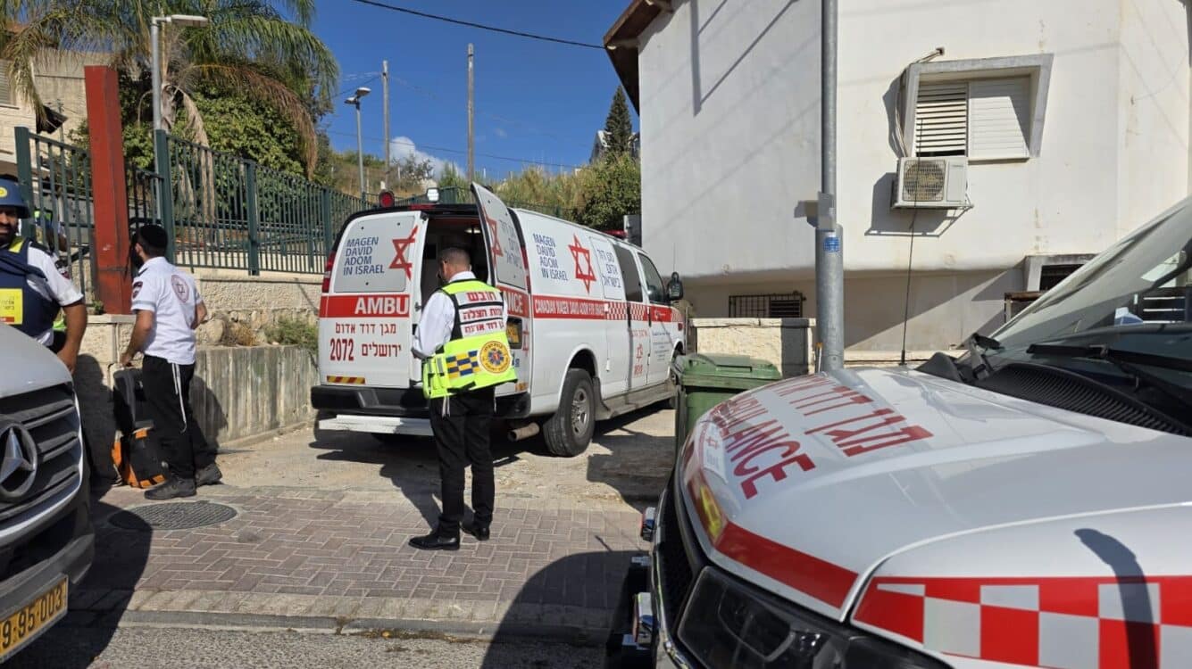 זעזוע בבית שמש: שני ילדים נדקרו בדירתם - אחד מת מפצעיו