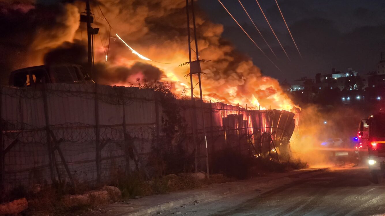 אחרי 16 שעות: מאות כלי רכב נשרפו בקריית ארבע
