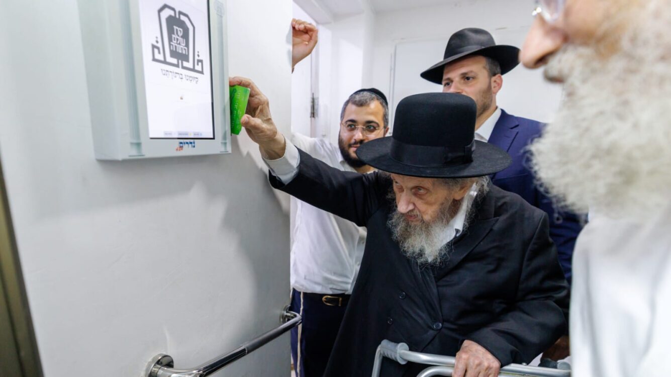 למה מרן רבן של ישראל הגר"ד לנדו התקין מסך בפתח ביתו?