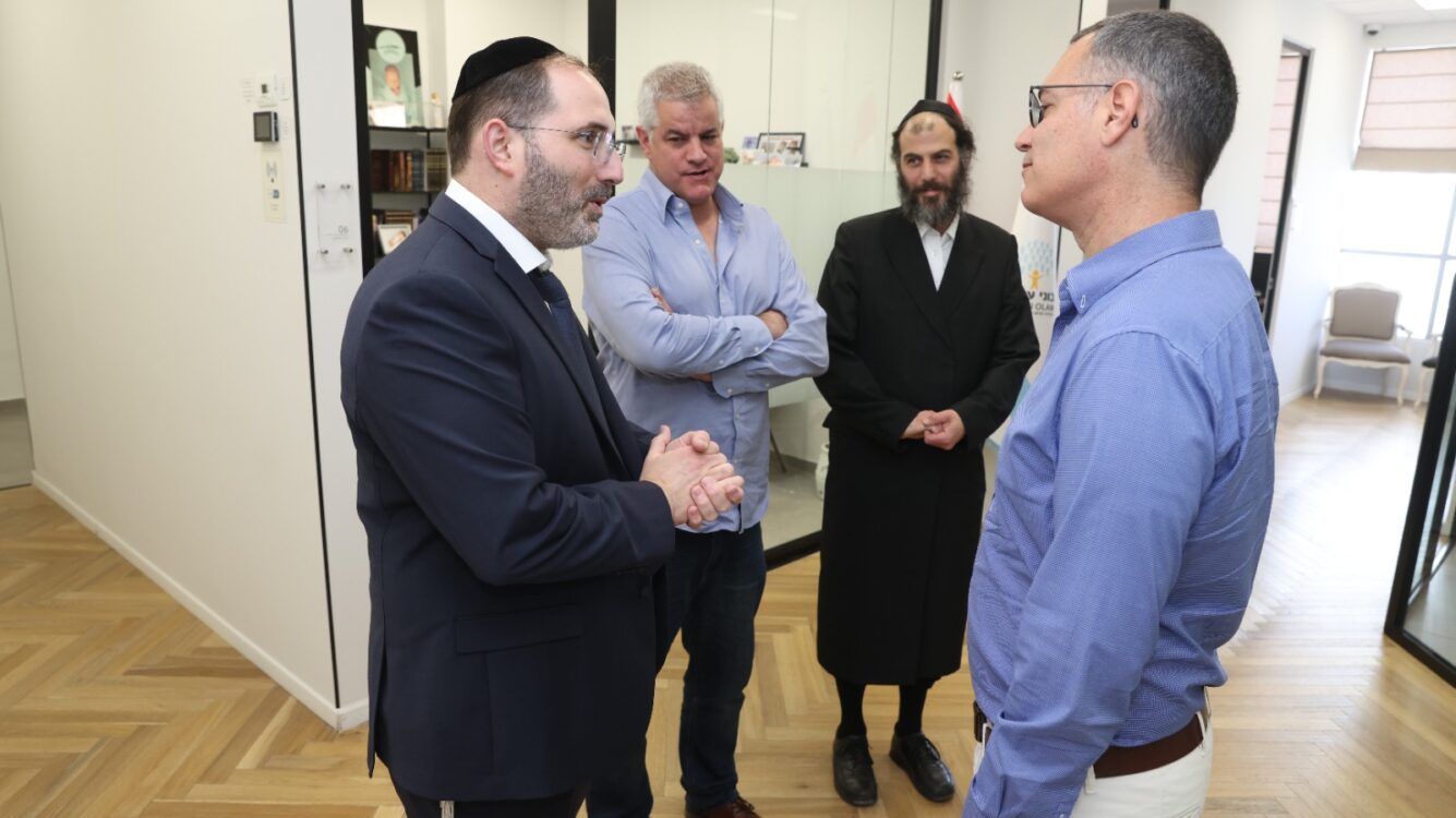 מנכ"ל משרד הבריאות וצוותו ערכו ישיבה מיוחדת בבית 'בוני עולם'