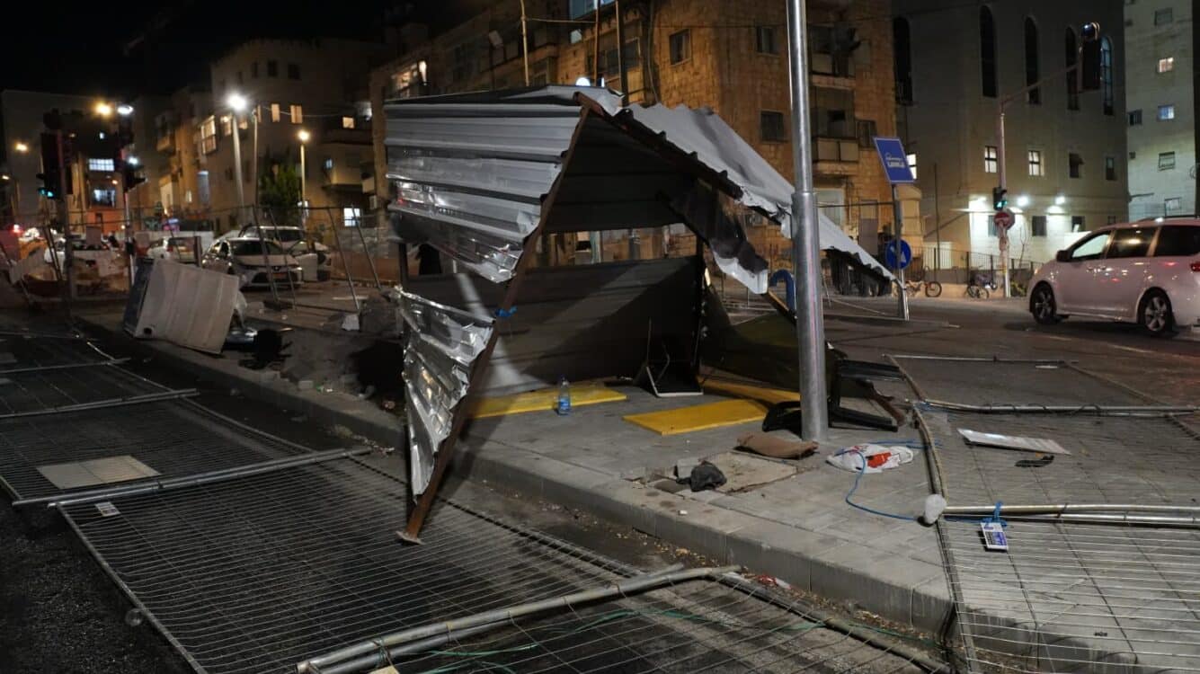 פורעים עקרו גדרות - המשטרה הפעילה מכת"זית ורימוני הלם