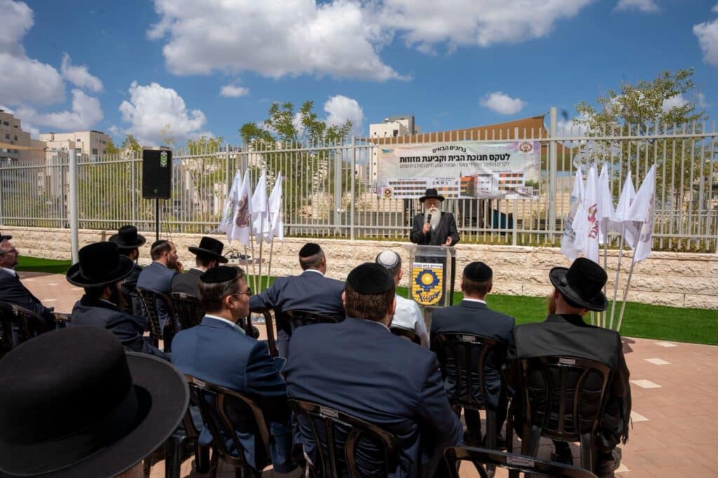 "אימפריה של תורה וחסידות נבנית כאן" "אימפריה של תורה וחסידות נבנית כאן"