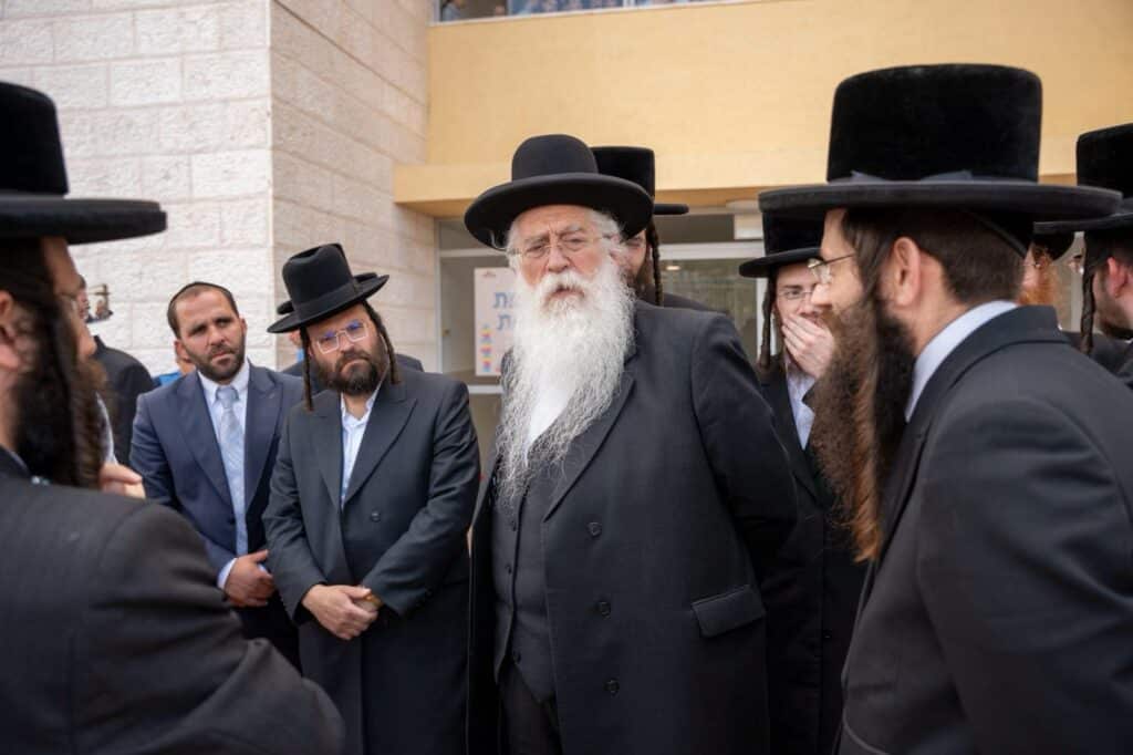 "אימפריה של תורה וחסידות נבנית כאן" "אימפריה של תורה וחסידות נבנית כאן"