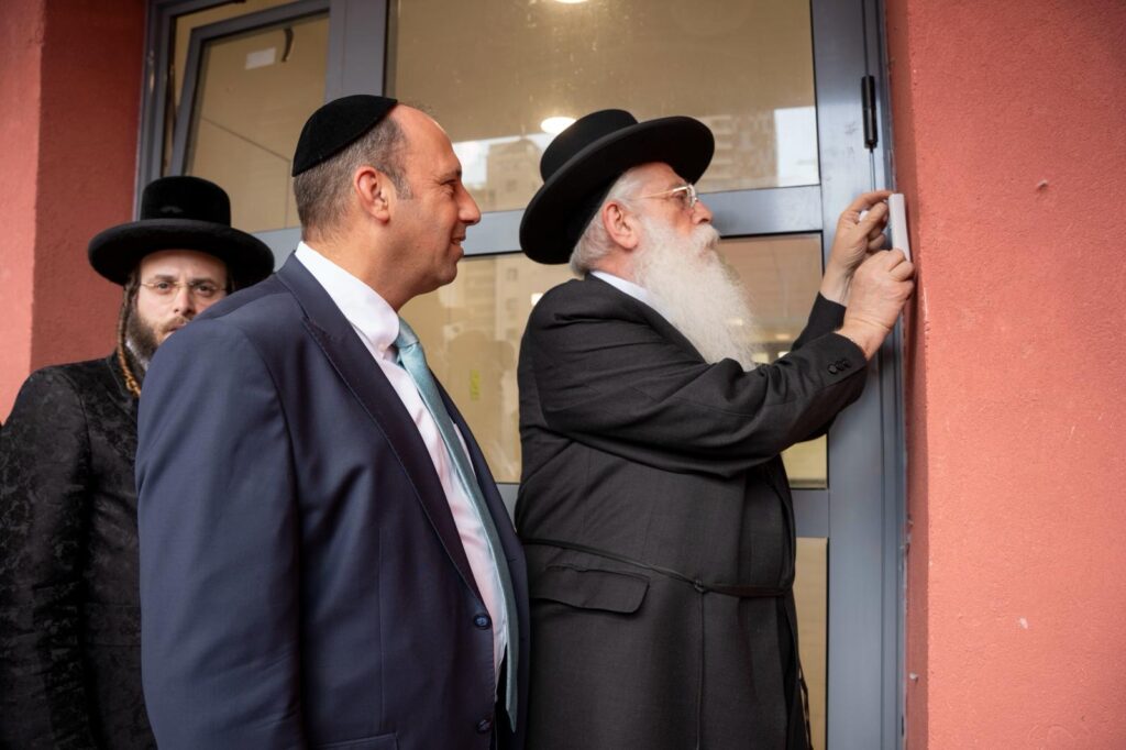 "אימפריה של תורה וחסידות נבנית כאן" "אימפריה של תורה וחסידות נבנית כאן"