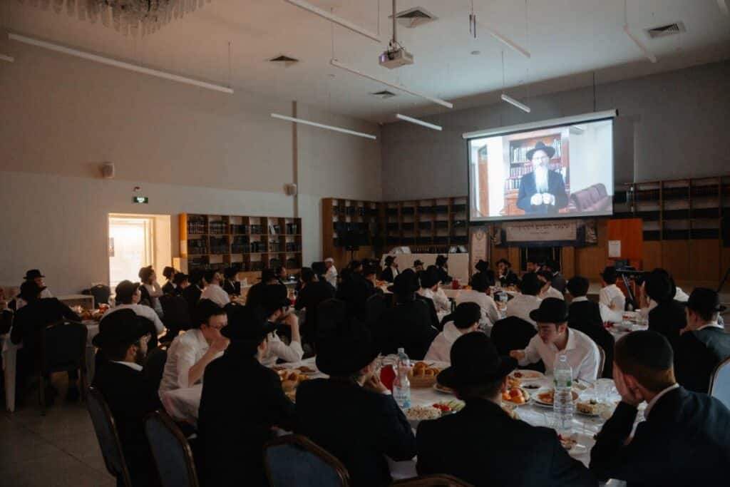 מעמד מרומם לרגל סיום שנת הלימודים בישיבה לצעירים במוסקבה מעמד מרומם לרגל סיום שנת הלימודים בישיבה לצעירים במוסקבה