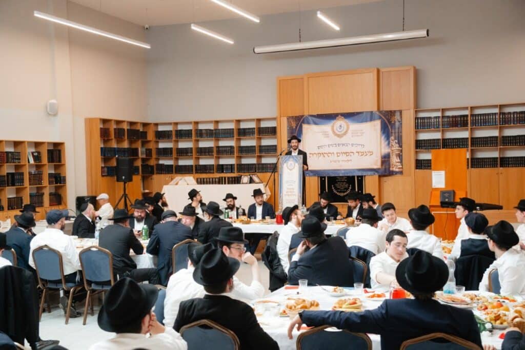 מעמד מרומם לרגל סיום שנת הלימודים בישיבה לצעירים במוסקבה מעמד מרומם לרגל סיום שנת הלימודים בישיבה לצעירים במוסקבה
