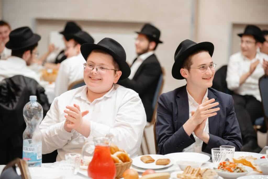 מעמד מרומם לרגל סיום שנת הלימודים בישיבה לצעירים במוסקבה מעמד מרומם לרגל סיום שנת הלימודים בישיבה לצעירים במוסקבה