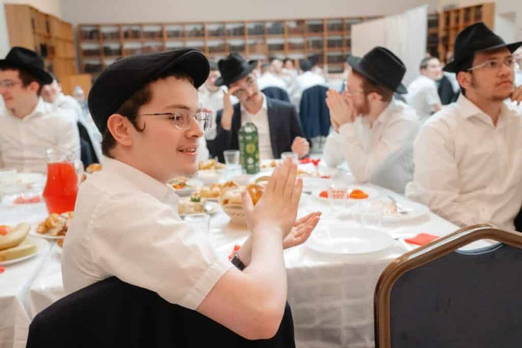 מעמד מרומם לרגל סיום שנת הלימודים בישיבה לצעירים במוסקבה מעמד מרומם לרגל סיום שנת הלימודים בישיבה לצעירים במוסקבה