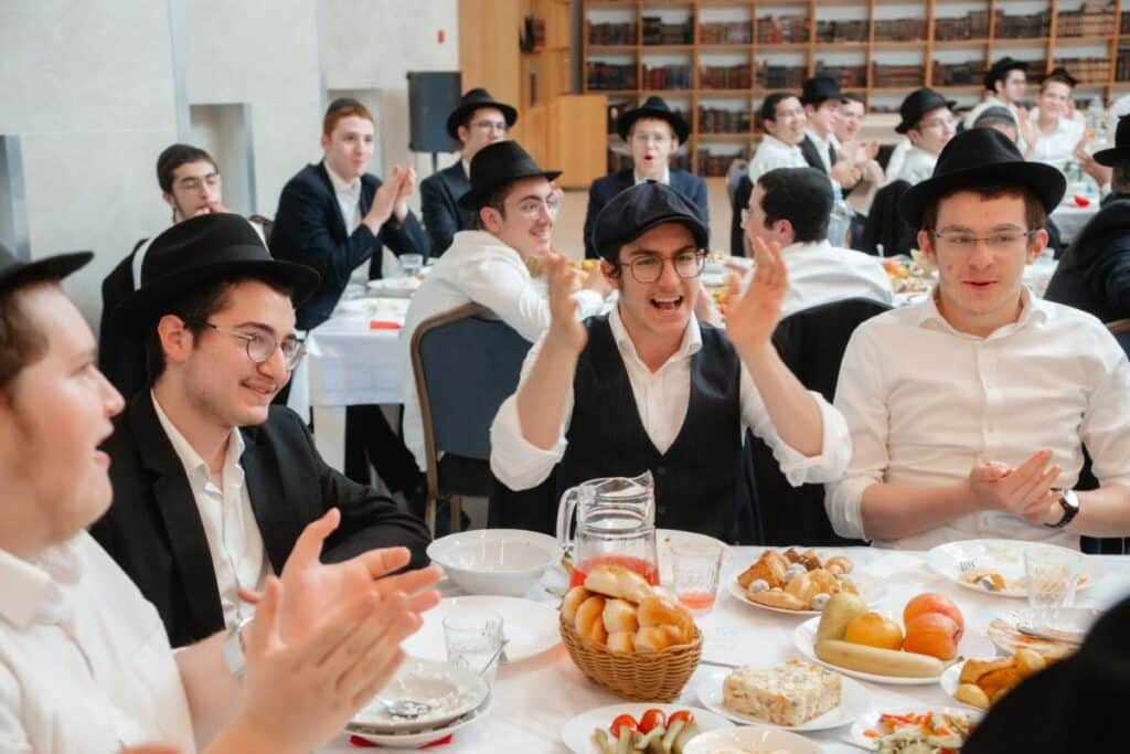 מעמד מרומם לרגל סיום שנת הלימודים בישיבה לצעירים במוסקבה מעמד מרומם לרגל סיום שנת הלימודים בישיבה לצעירים במוסקבה
