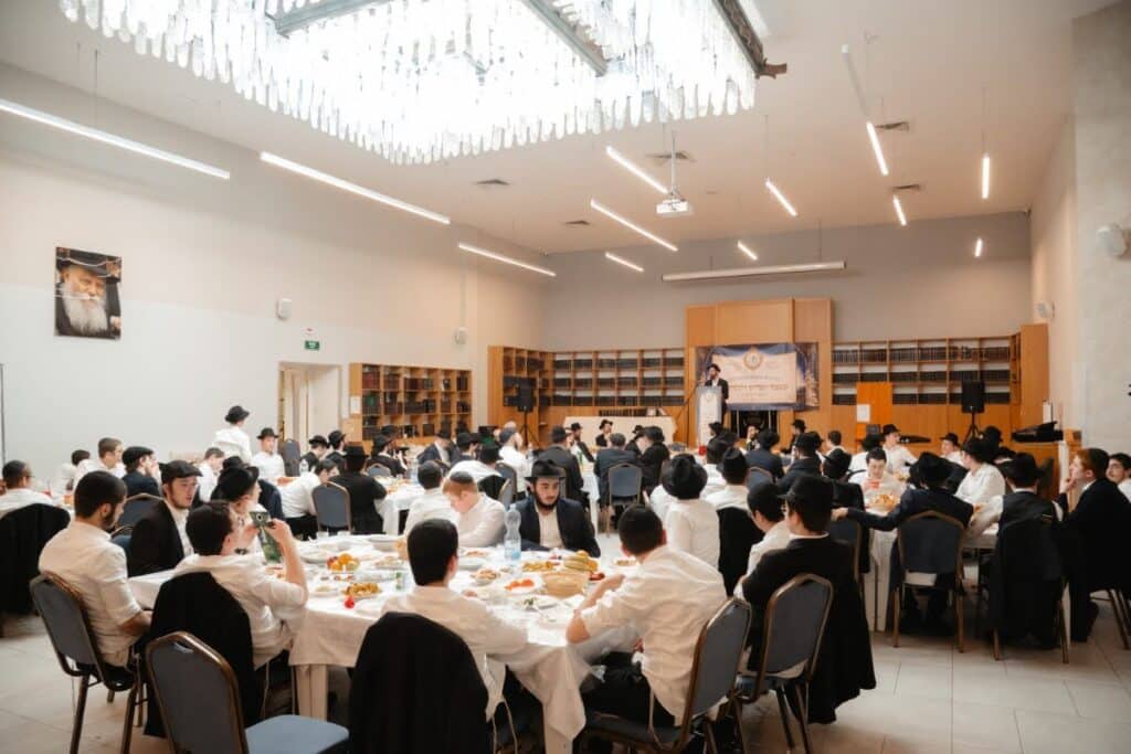 מעמד מרומם לרגל סיום שנת הלימודים בישיבה לצעירים במוסקבה מעמד מרומם לרגל סיום שנת הלימודים בישיבה לצעירים במוסקבה
