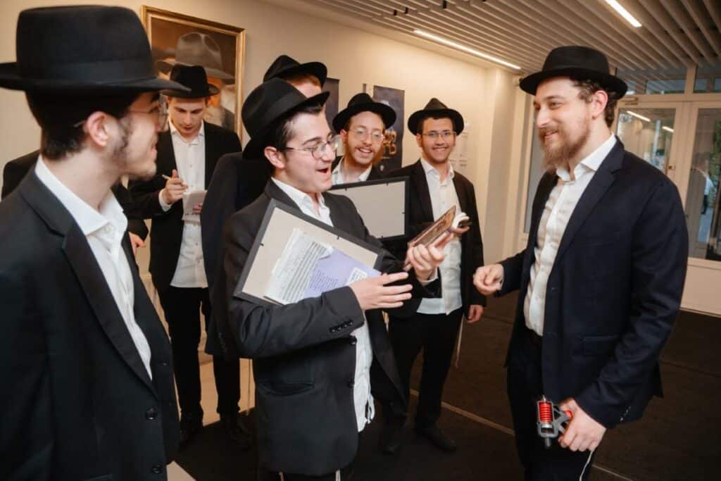 מעמד מרומם לרגל סיום שנת הלימודים בישיבה לצעירים במוסקבה מעמד מרומם לרגל סיום שנת הלימודים בישיבה לצעירים במוסקבה