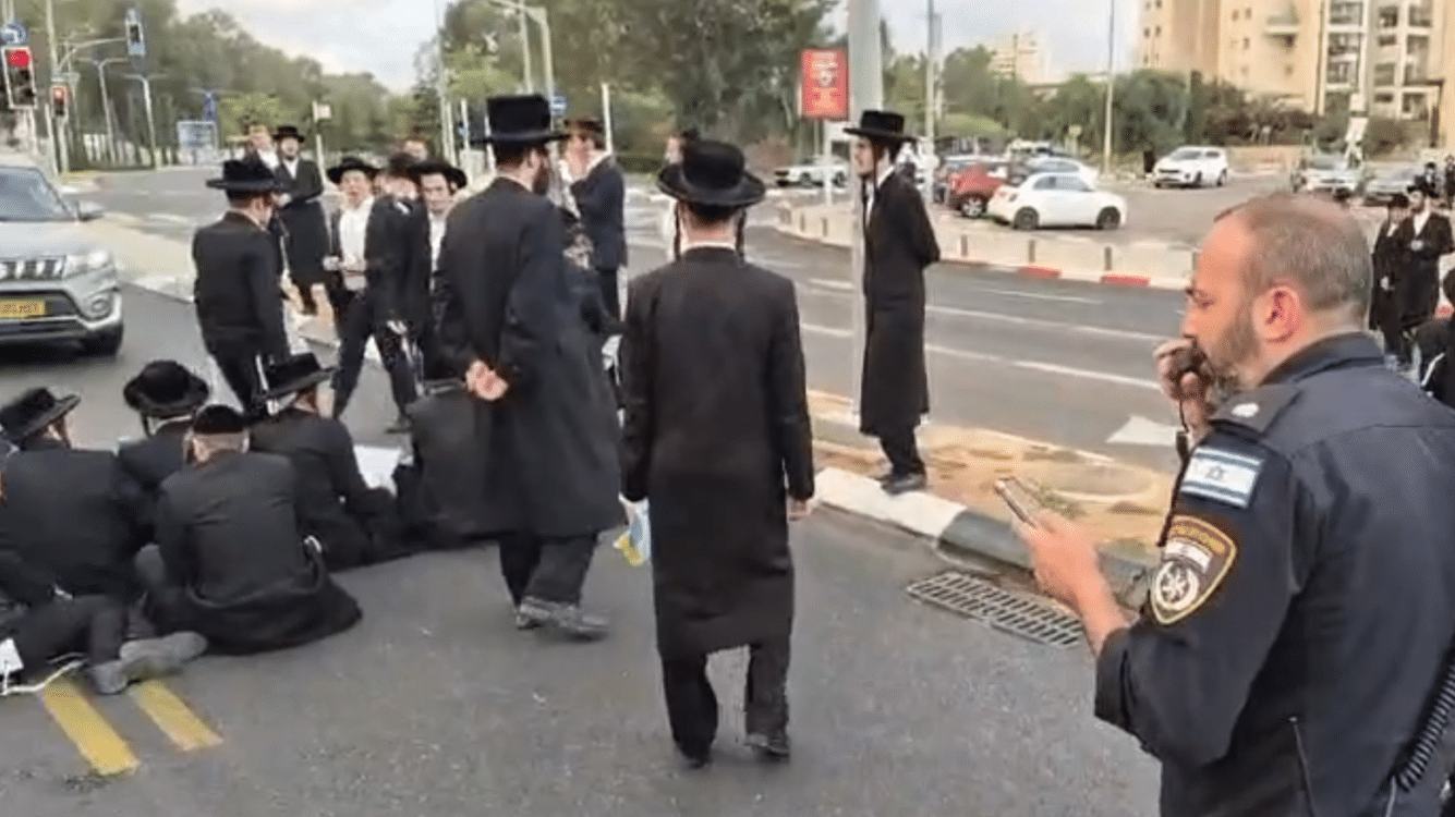 מהומות בתל השומר: מפגינים חסמו את לשכת הגיוס