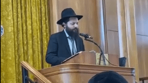 בנו של ראש ישיבת לייקווד החל למסור שיעור בישיבה