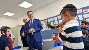 ביקור מרגש בחיידר: הרצוג הפתיע בלימוד גמרא