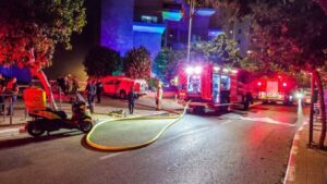 אדם נהרג כשנלכד ברכב בוער בחניון בניין מגורים