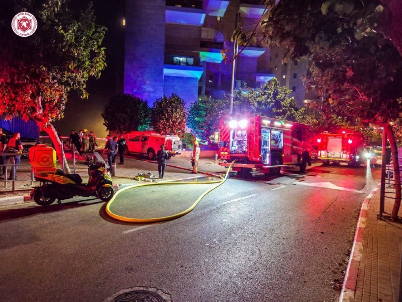 אדם נהרג כשנלכד ברכב בוער בחניון בניין מגורים