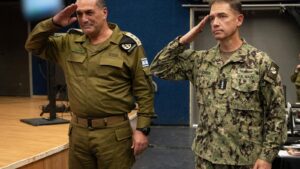 מפקד סנטקום לוחץ: התקיפות באיראן צפויות להתחדש?