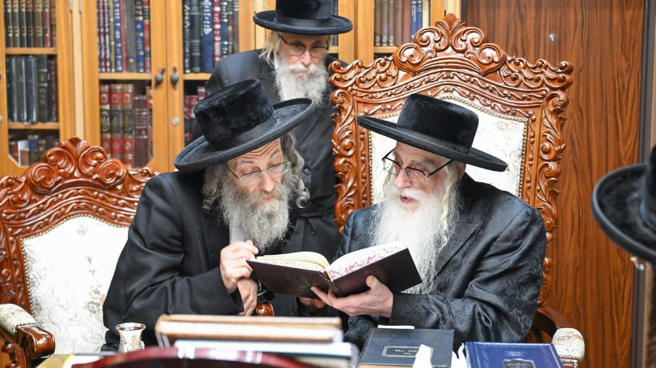 גלריה: קבלת קהל לקראת הימים הנוראים במעונו של האדמו"ר מצאנז