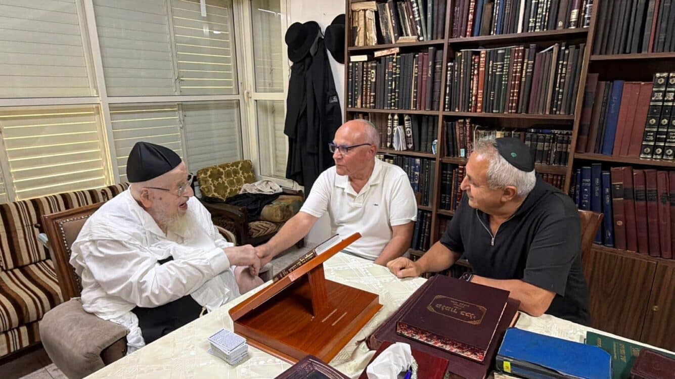 ראשי המועצה לענף הלול אצל גדולי ישראל במסגרת המערכה להישמר מרכישת ביצים בלתי מפוקחות