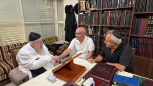 ראשי המועצה לענף הלול אצל גדולי ישראל במסגרת המערכה להישמר מרכישת ביצים בלתי מפוקחות