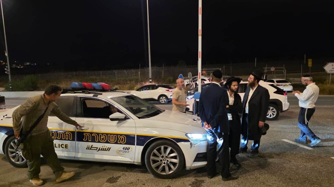 מהומות בכביש 4, מדורות הוצתו ואבנים הושלכו לעבר ניידות