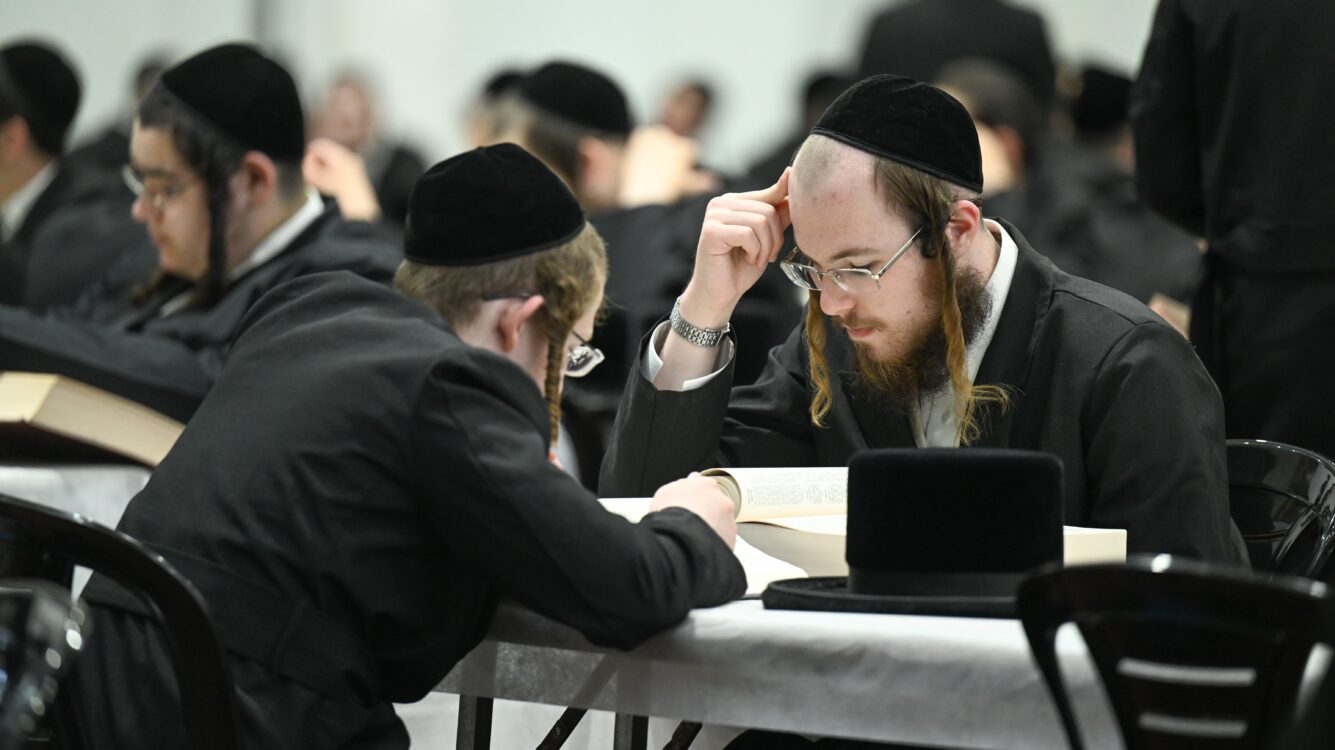 חזו חזו: ישיבות צאנז פתחו את 'זמן חורף' ברוב עם והדר