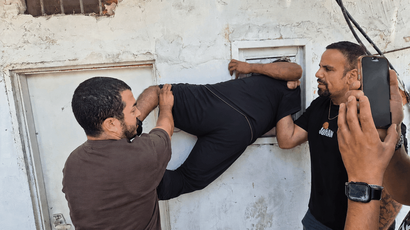 רגע המעצר הדרמטי: הפורץ נעצר כשהוא תקוע בחלון הבית