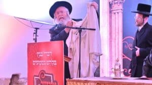 צעד נדיר: האדמו"ר חתך מהקיטל של זקינו - לגארטלעך לתורמים