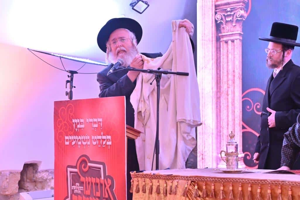 צעד נדיר: האדמו"ר חתך מהקיטל של זקינו - לגארטלעך לתורמים