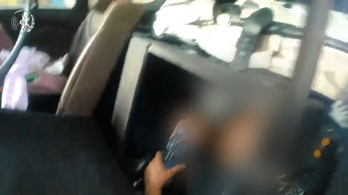 השב"ח התחבא בתוך רמקול בתא המטען ונחשף במעבר