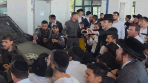 בחור ישיבה עריק נעצר ברכב גנוב – עשרות הגיעו להפגין